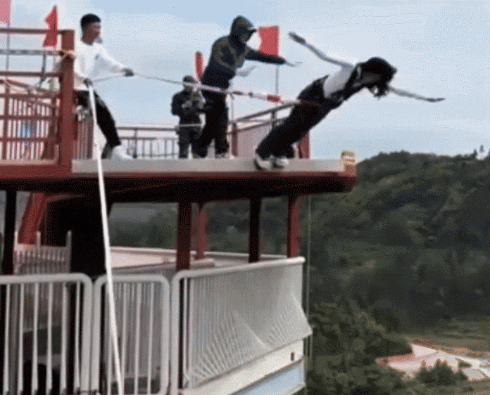 중국의 한 번지 점프대에서 한 여성이 점프 도중 난간에 부딪혀 부상을 입었다. [바이두]