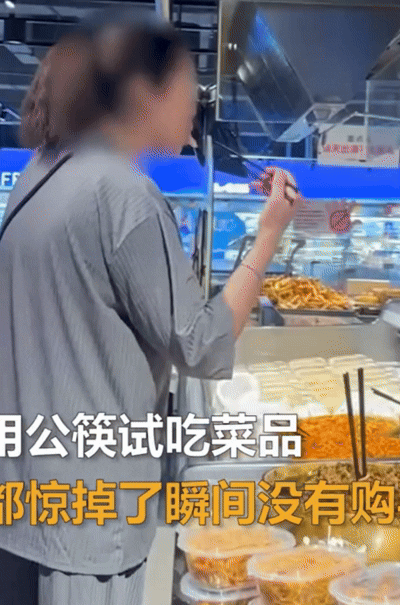 [서울=뉴시스] 공용 젓가락으로 절임 채소를 시식하는 여성의 모습 (사진=웨이보)  *재판매 및 DB 금지