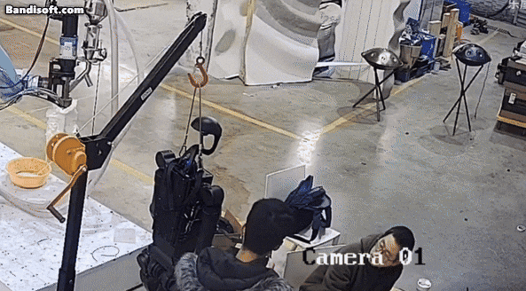 ์ค๊ตญ์ ํ ์ฐ๊ตฌ์์์ ํด๋จธ๋
ธ์ด๋ ๋ก๋ด์ด ํต์ ์์ ๋ฒ์ด๋ ์์ง์ด๋ ๋ชจ์ต./๊ฐ์ง์๋