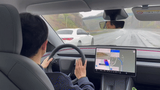 오토파일럿으로 주행 중 자동 차선 변경 기능을 써봤다.  모델Y 주니퍼는 중국산 차량으로 자동 차선 변경 때 운전자의 승인이 필요하다. 오토파일럿은 곡선의 도로에서도 안정적으로 차선을 따라 주행했다. /백수전 기자