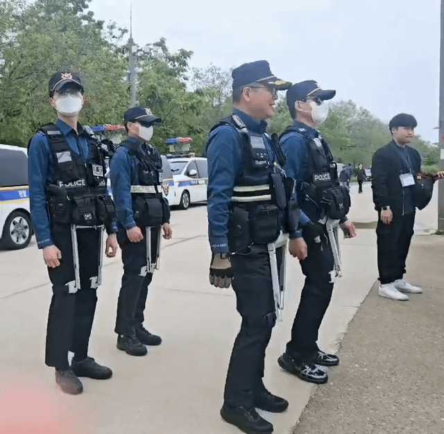 서울경찰청 기동순찰대가 11일 서울 셔의도한강공원에서 웨어러블 로봇을 착용한 모습을 시연하고 있다. (영상= 방보경 기자)