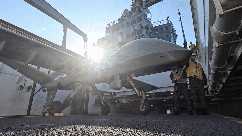 지난해 11월 12일 해군이 대형수송함 독도함(LPH)에서 고정익 무인기 MQ-1 '모하비'를 띄우는 전투실험을 하는 모습. /해군