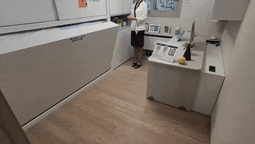 벽에 매립된 침대를 리모컨으로 내리는 모습. 사진=오세성 한경닷컴 기자