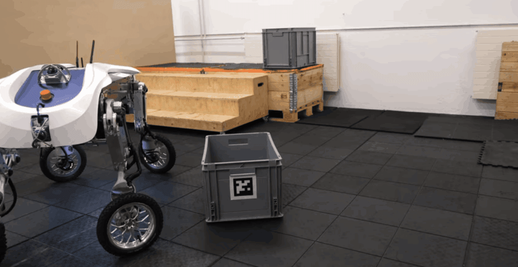 스위스 취리히연방공대(ETH 취리히) 연구진이 개발한 택배 로봇 ‘레바(LEVA)’가 상자를 스스로 옮기고 있다. ETH 취리히 제공