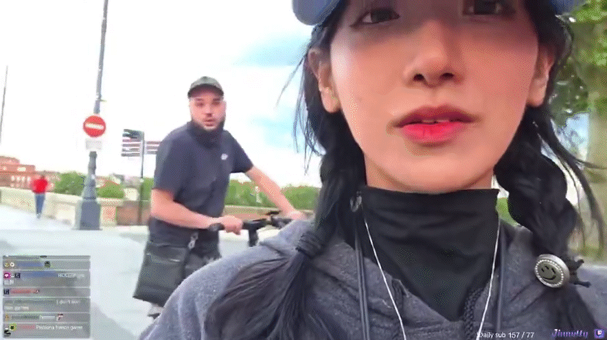 프랑스 남성이 지니티에게 모욕적인 발언을 하고 휴대폰을 힘껏 내려쳤다. 엑스 캡처