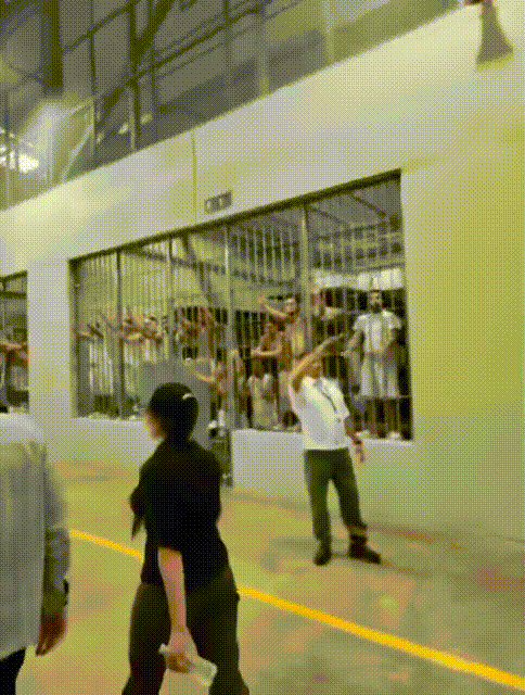 10일(현지시간)  맷 게이츠 전 미국 하원의원이 소셜미디어 엑스(X·옛 트위터)에 엘살바도르 테러범수용센터(CECOT·세코트) 내부 모습을 공개했다. 엑스 캡처