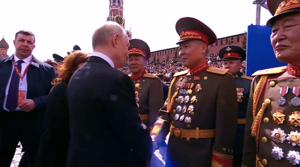 9일(현지시간) 러시아의 심장인 붉은광장에서 제2차 세계대전 승리(전승절) 80주년을 기념하는 대규모 열병식이 열린 가운데, 블라디미르 푸틴 대통령이 행사에 참석한 북한군 대표단과 악수하고 있다. 2025.5.9 리아노보스티 방송 화면