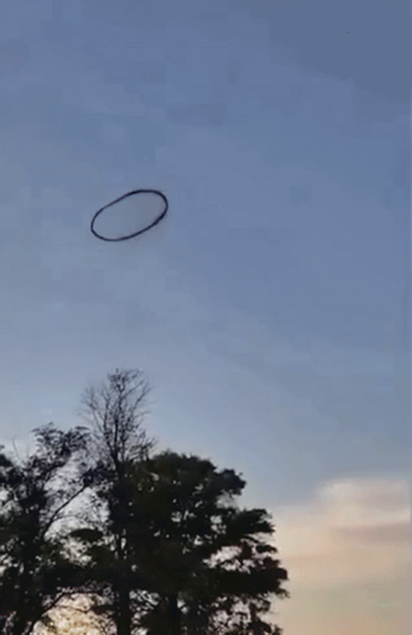 미국 캔자스주 상공에서 목격된 거대한 검은 고리 형태 / 뉴욕포스트 캡처