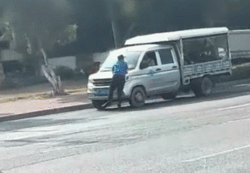 노점 트럭이 단속 공무원을 매단 채 도로를 달리는 모습. /중국 시나닷컴