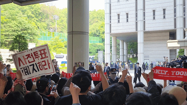 12일 서울 서초구 서울법원종합청사 서관 출입구 앞에서 윤석열 전 대통령 지지자들이 윤 전 대통령을 목격하자 "윤 어게인"을 연호하고 있다. /김관래 기자