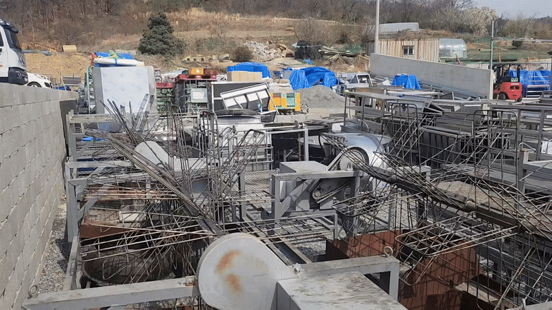 홍성글로벌바비큐페스티벌 등 축제에 사용된 조리시설 등이 벌판에 방치돼 있다. 강정의 기자