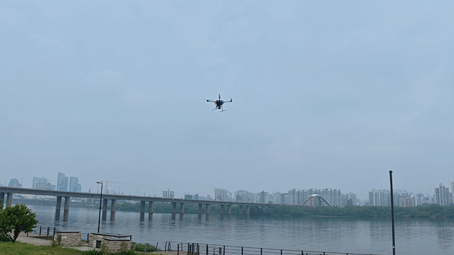 지난 11일 서울 영등포구 여의도 한강공원에서 기동순찰대원이 드론을 시연하고 있다. 김도윤 기자.