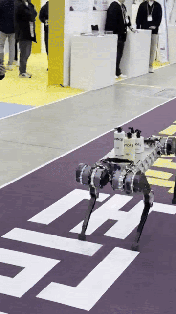 KAIST 사족보행 로봇 ‘라이보’가 그래비티 샴푸를 싣고 뛰어가고 있다.[KAIST 제공]