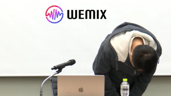 4월 11일 위믹스 홀더 대상 간담회에서 김석환 대표가 고개 숙여 사과하고 있다