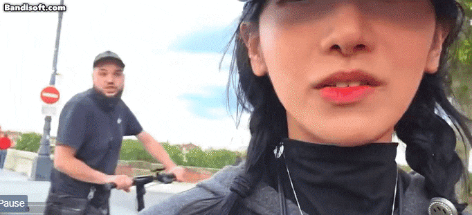 진니티가 프랑스 한 거리에서 인종차별을 당하고 있는 모습. 엑스 영상 캡처