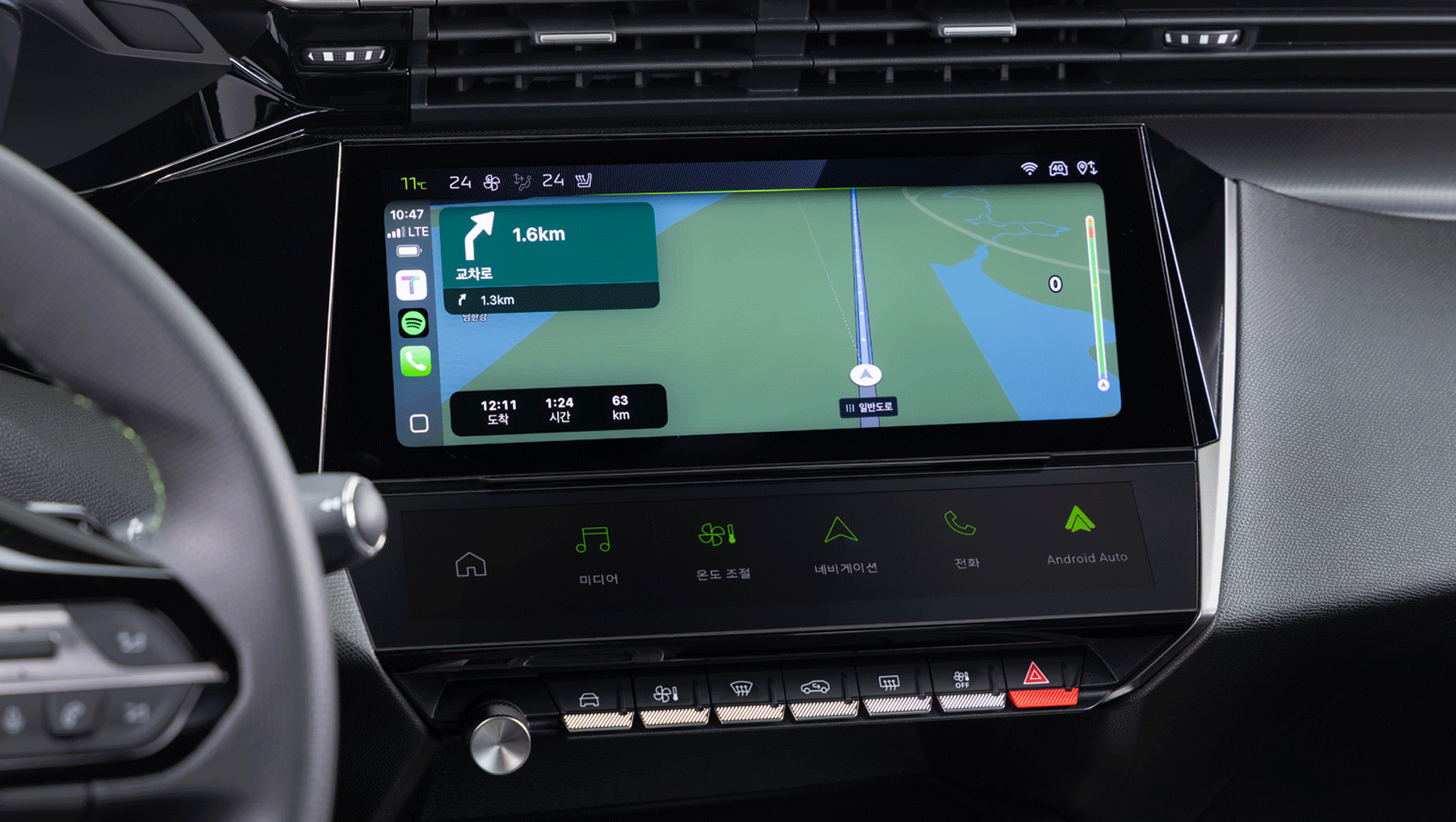 푸조 308 스마트 하이브리드 실내. 열선, 파노라마 선루프 등 다양한 편의 기능이 있다. 사진=푸조 코리아 제공