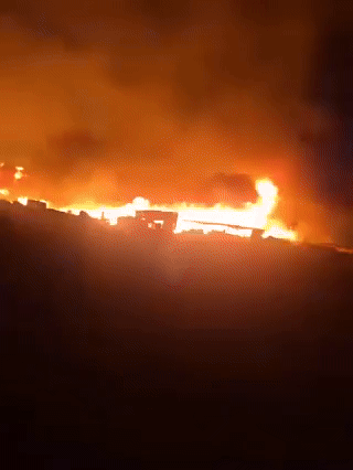 한 예멘 주민은 11일(현지시간) 소셜미디어에 호데이다주 라스 이사 항구에 이스라엘군 전투기가 폭격을 가했다면서 불길이 치솟는 영상을 촬영해 공개했다. 출처=엑스