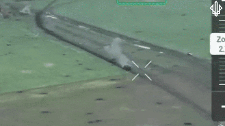 우크라이나 도네츠크주(州) 포크롭스크에서 우크라이나 방위군의 공격을 받은 러시아군 전차가 폭발하고 있다. 우크라이나 방위군 제3작전 스파르탄 여단 제공