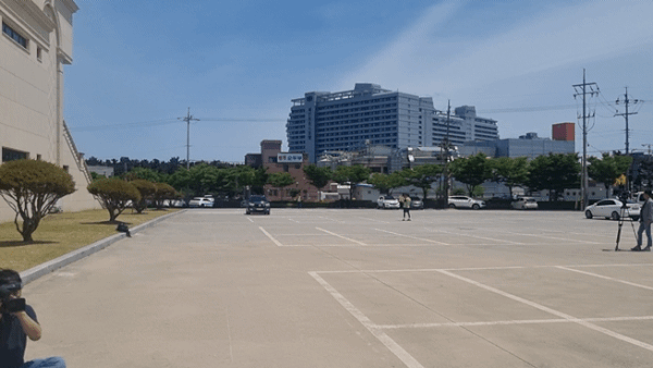 지난 2022년 12월 강원 강릉에서 일어난 급발진 의심사고의 책임소재를 가리기 위한 민사소송이 진행 중인 가운데 운전자 측이 27일 강릉의 한 교회 주차장에서 자동긴급제동장치(AEB) 기능 재연시험을 진행하고 있다. 2024.5.27/뉴스1 윤왕근 기자