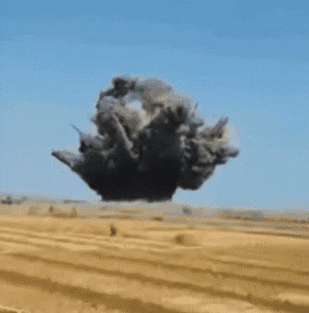 인도네시아 자바섬 서부 가루트 지역에서 탄약 폐기 작업 중 폭발이 발생하는 모습. /유튜브