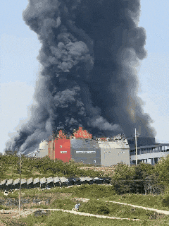 13일 오전 경기 이천시 부발읍 한 대형 물류센터에서 화재가 발생했다. /SNS 캡처