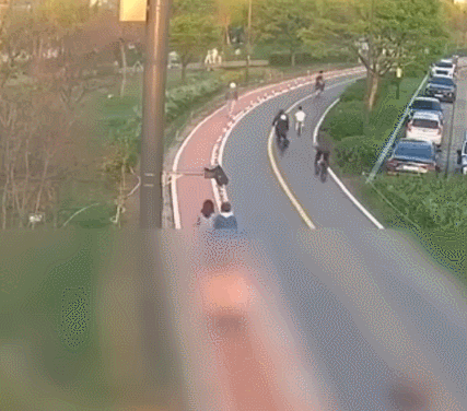 자전거 도로로 갑자기 나온 중년 여성과 부딪힌 A 군 자전거. 유튜브 채널 ‘한문철 TV’ 영상 캡처