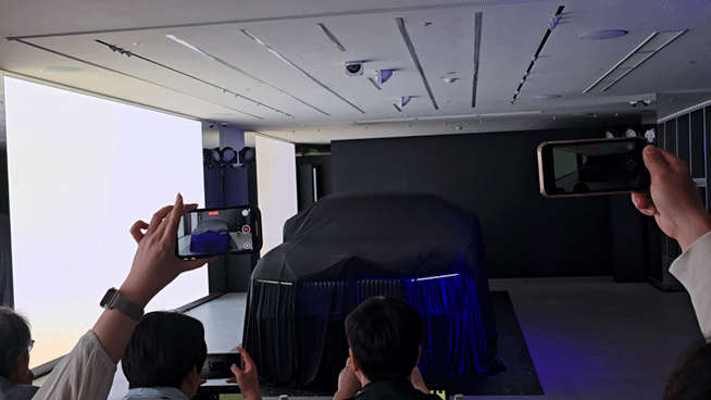 롤스로이스모터카가 13일 서울 강남구 롤스로이스 모터카 서울 청담 쇼룸에서 '블랙 배지 스펙터'를 공개하고 있다. [영상=김종성 기자]