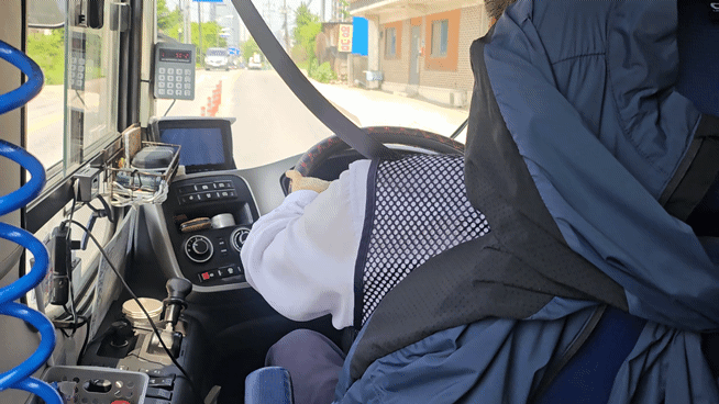 버스기사 신익순 씨가 운전하는 모습/영상=유지희 기자