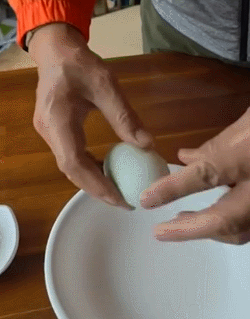 달걀 속 달걀. 조광현씨 제공 영상 캡처, 연합뉴스