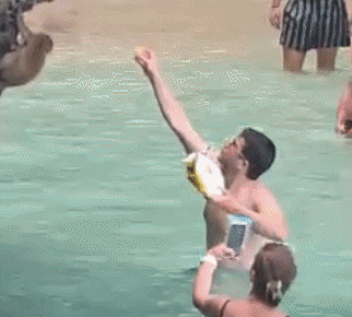 태국의 유명 관광지에서 한 외국인 관광객이 야생 원숭이에게 감자칩을 줘 공분을 샀다. [사진 = Patrick Pokpong Suwannasith 페이스북]