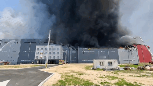 영상은 경기 이천시의 한 물류창고에서 화재가 발생해 검은 연구가 솟구치는 모습. /영상=뉴스1(경기도소방재난본부 제공)