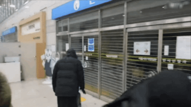 지난 1월 19일 오전 윤석열 대통령이 내란 우두머리 혐의로 구속되자 일부 지지자들이 서울 마포구 서울서부지방법원에 난입해 유리문을 부수고 있다. [독자 제공]