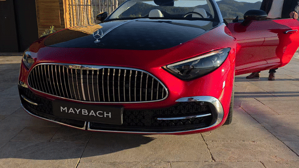 [이비사=뉴시스] 박현준 기자 = 지난달 28일(현지 시간) 스페인 이비사 섬 식스센스 호텔에서 열린 '메르세데스-마이바흐 SL 글로벌 미디어 시승행사'에서 메르세데스-마이바흐 SL 680 차량이 공개되고 있다. 2025.05.13. parkhj@newsis.com *재판매 및 DB 금지