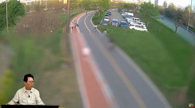 서울 한강 인근에서 자전거를 타던 10대 남학생이 갑자기 자전거 도로로 걸어들어온 중년 여성과 부딪히는 사고가 났다는 사연이 전해졌다. 유튜브 채널 ‘한문철 TV’ 캡처