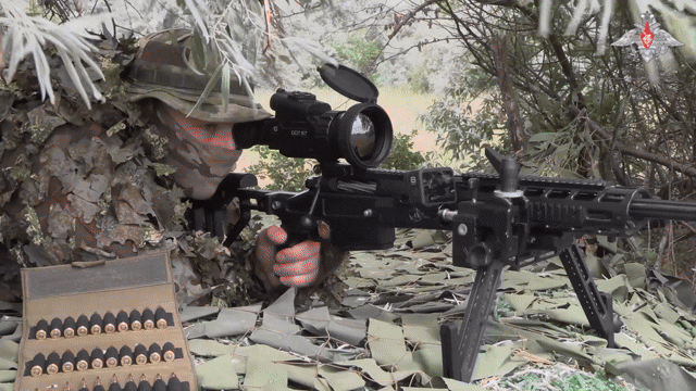 2024년 6월 러시아군 저격수가 우크라이나에서 최신식 오르시스 T-5000M 소총으로 FPV 드론을 겨누고 있다. 러시아 국방부 자료