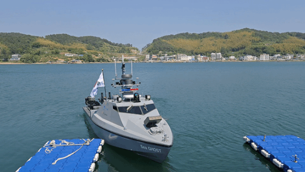 13일 오후 경남 거제 장목항에 자리한 한국해양과학기술원(KIOST) 에서 한화시스템이 개발한 정찰용 무인수상정 '해령'(Sea GHOST)이 자율주행 기술로 항구를 벗어나는 모습. 2025.05.13/뉴스1 김성식 기자