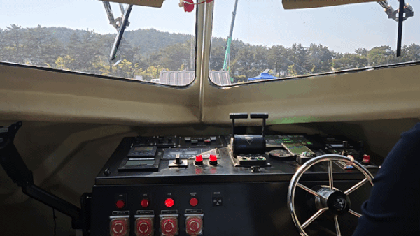 13일 오후 경남 거제 장목항에 자리한 한국해양과학기술원(KIOST) 에서 한화시스템이 개발한 정찰용 무인수상정 '해령'(Sea GHOST)이 자율주행 기술로 항구를 벗어나는 모습. 2025.05.13/뉴스1 김성식 기자