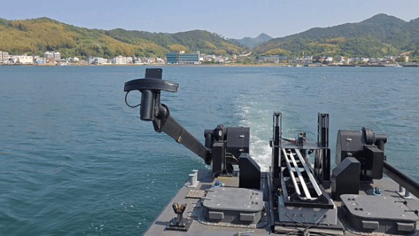 13일 오후 경남 거제 장목항 연안에서 한화시스템이 개발한 정찰용 무인수상정 '해령'(Sea GHOST)이 멀티빔 소나를 바다에 내리는 모습. 2025.05.13/뉴스1 김성식 기자