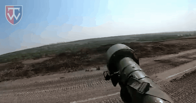 우크라이나 제58 독립 기계화 보병 여단 소속 병사가 러시아 Su-25 전투기를 향해 휴대용 무기인 이글라 지대공 미사일을 발사, 격추시키는 모습. 제58 독립 기계화 보병 여단 제공 영상