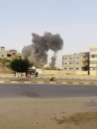 소셜미디어에 올라온 영상에는 이스라엘 공군(IAF) 전투기들이 폭탄 수십 발을 투하하자 이 병원 주변에서 연기 기둥 여러 개가 치솟는 모습이 담겼다. 출처=아라비 포스트 엑스