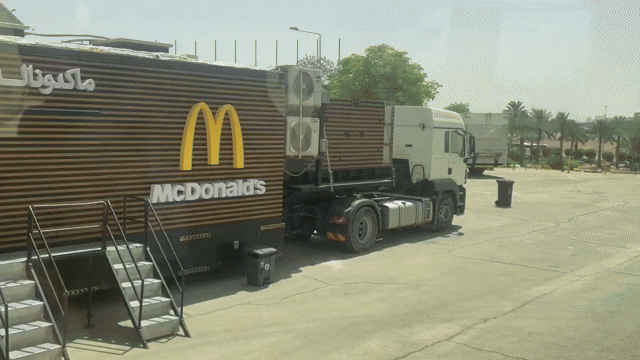 13일(현지시간) 사우디아라비아가 도널드 트럼프 미국 대통령 방문에 맞춰 리야드 그린홀에 2500명 이상의 국내외 언론인을 수용할 취재지원센터 ‘미디어 오아시스’를 꾸리면서 함께 도입한 ‘이동식 맥도날드’ 푸드트럭. 아랍어와 영어로 된 맥도날드 간판이 보인다. 2025.5.13 엑스