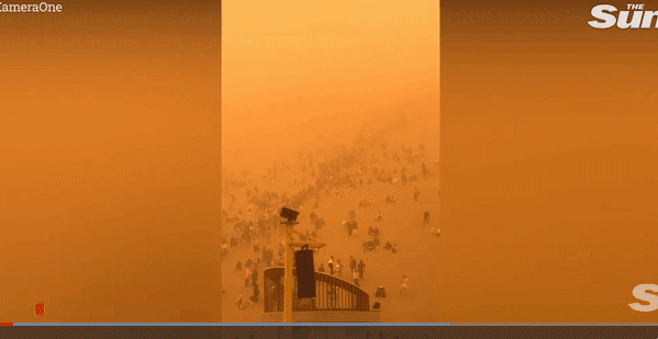 현지시간으로 3일 중국 간쑤성 둔황시에 있는 유명 관광지인 명사산-월야천에 모래폭풍이 불어 관광객들이 현장에서 발이 묶이는 사고가 발생했다. 더 선 제공