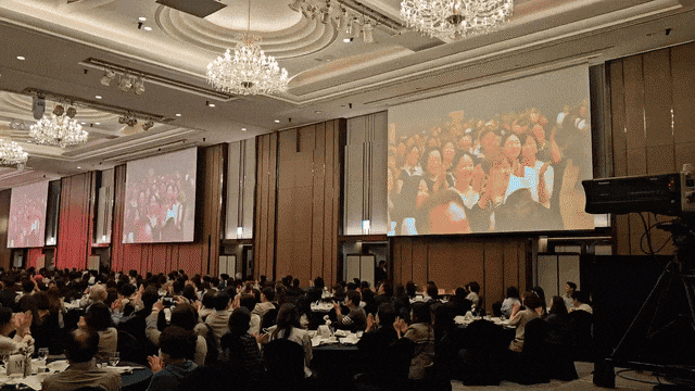 지난 14일 저녁 서울 잠실 롯데호텔월드 크리스탈볼룸에서 열린 롯데홈쇼핑 '쇼캉스' 행사에서 김창옥 강사의 강연이 마무리된 뒤 사람들이 박수갈채를 보내고 있다. /정재훤 기자