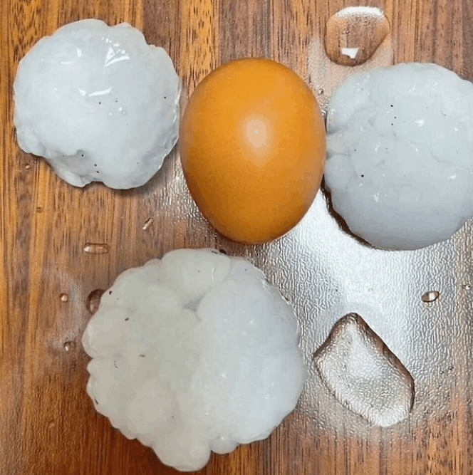 달걀 크기의 우박. 사진=웨이보