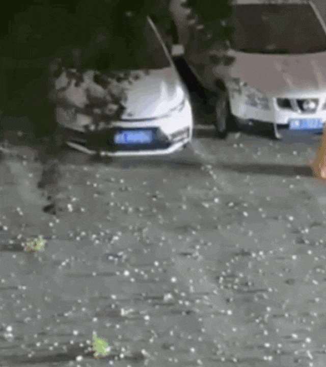 중국 수도 베이징에서 13일(현지시간) 밤 달걀 크기의 대형 우박이 쏟아지면서 4만 건이 넘는 피해 신고가 접수됐다. 사진=웨이보 캡처