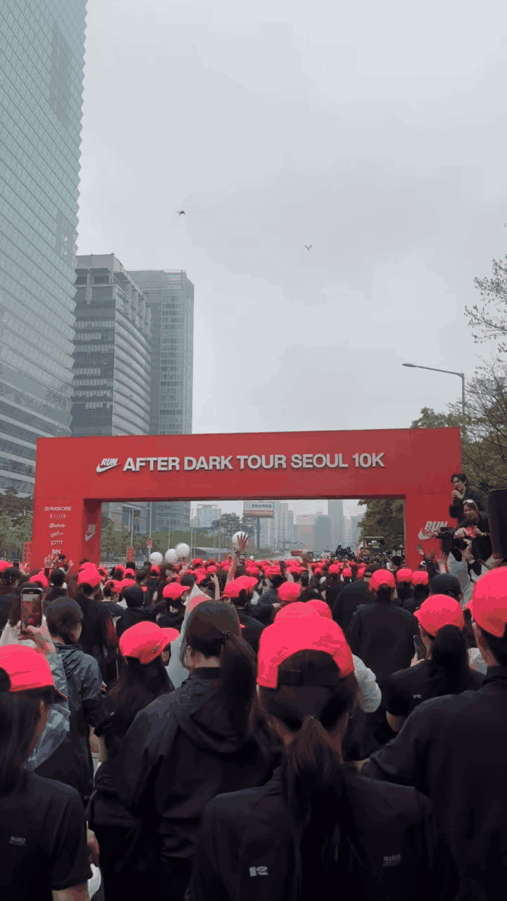 밴드가 즉석에서 연주를 선보이고, 러너들이 환호하며 뛰기 시작하는 출발 지점의 분위기는 축제가 따로 없다. /강은영 기자