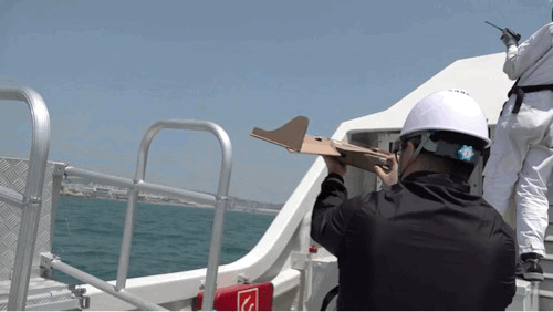 지난 13일 울산 일산항 인근 해역에서 골판지 드론이 날아가 해상 표적에 자폭하는 모습. 골판지 드론은 손으로 던져 언제 어디서든 쉽게 띄울 수 있다. 가격은 대당 150만원 수준이라고 한다. / 영상=해군