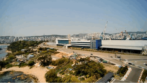 지난 13일 울산 일산항 인근 지상 표적에 폭탄 투하 드론이 가상의 폭탄(1.8ℓ 물병)을 떨어뜨리고 있는 모습. / 영상=해군