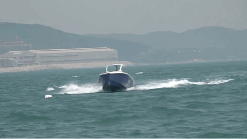 무인 수상정이 자율주행을 통해 해상 표적에 돌진하는 모습. / 영상=해군
