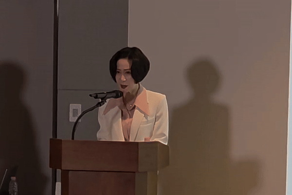 [서울=뉴시스] 이주혜 기자 = 14일 서울 송파구 롯데월드타워 신격호기념관에서 열린 '2025 독립유공자 후손 장학금 수여식'에서 장혜선 롯데장학재단 이사장이 인사말을 하고 있다. 2025.05.14. *재판매 및 DB 금지